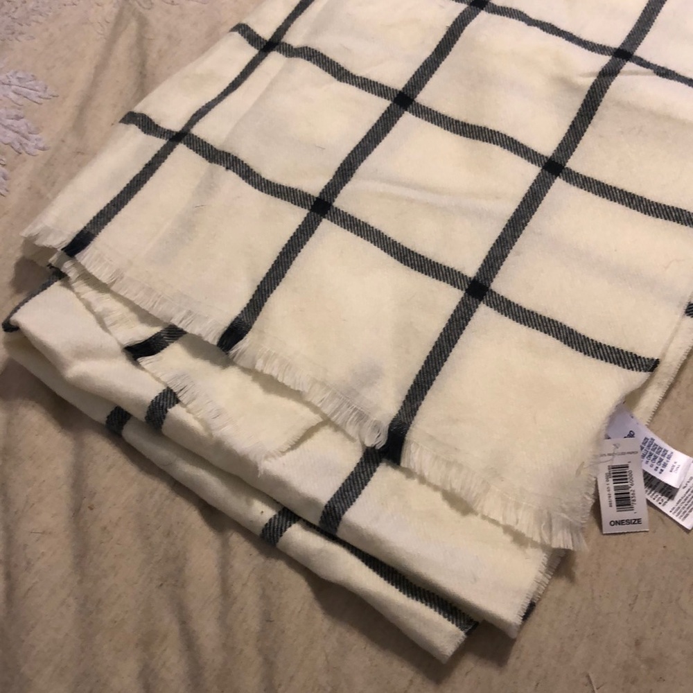Gap window pane scarf. NWT